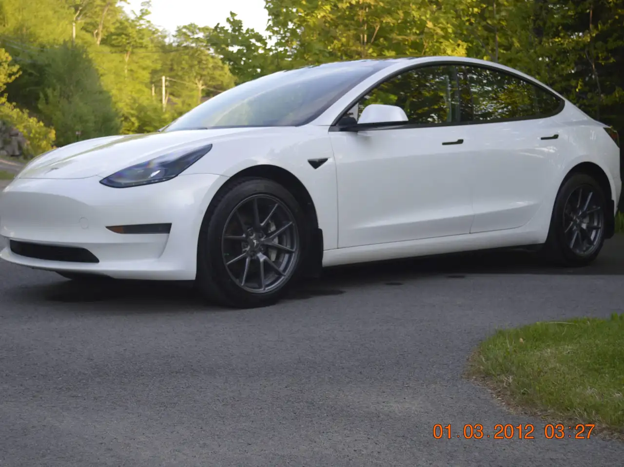 Tesla Model 3 снимка Tesla Model 3