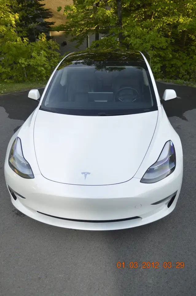 Tesla Model 3 снимка Tesla Model 3