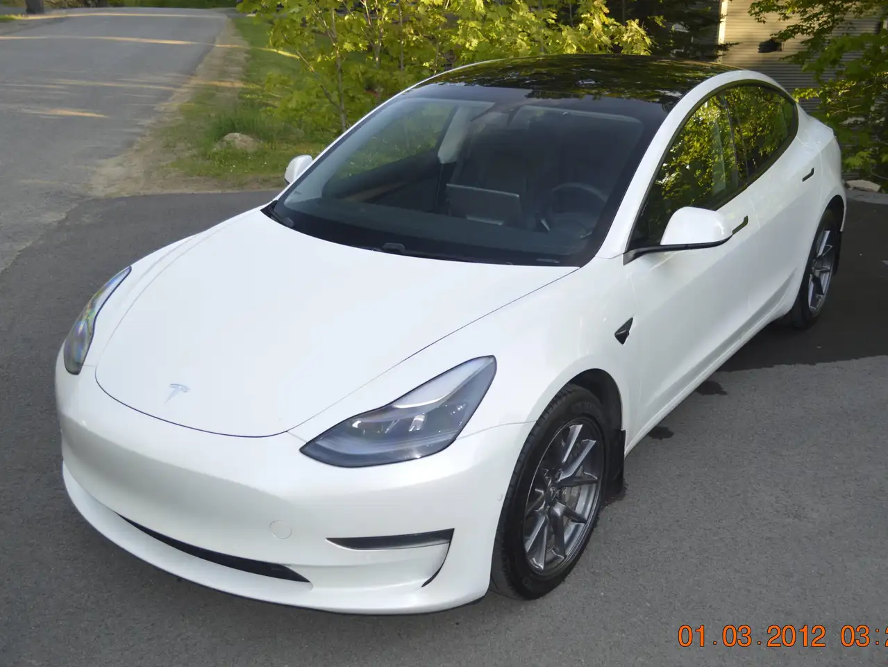 Tesla Model 3 снимка Tesla Model 3