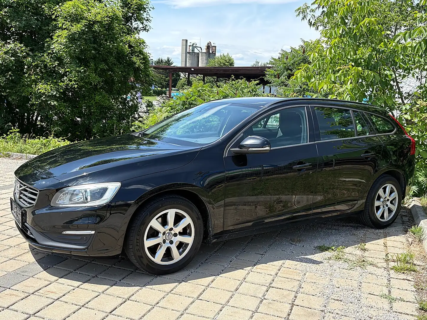 Volvo V60 D3 Kinetic Geartronic Schwarz - 2