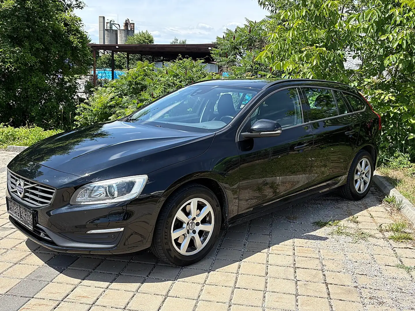 Volvo V60 D3 Kinetic Geartronic Schwarz - 1