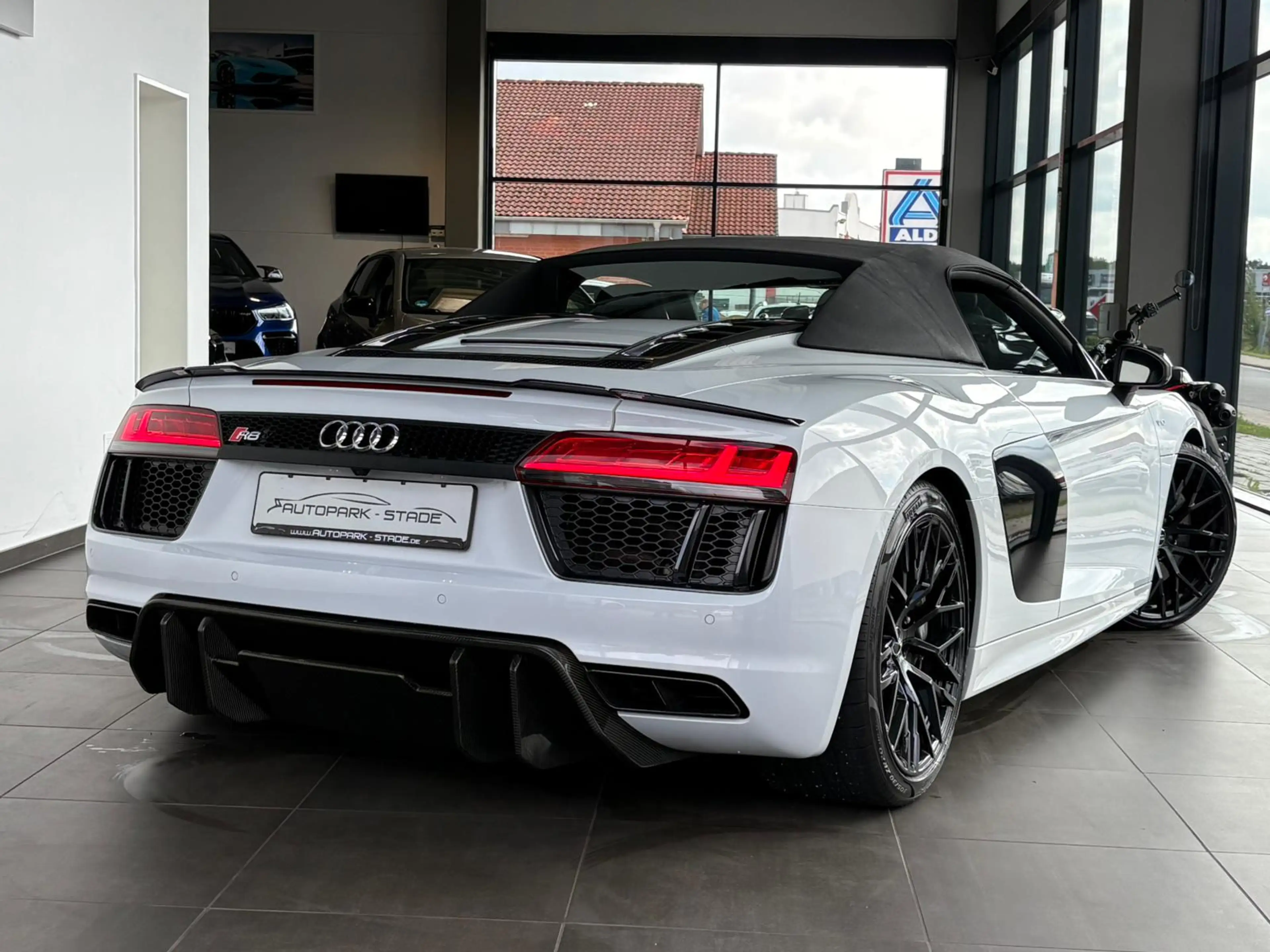 Audi R8 5.2 FSI quattro Spyder — photo 8