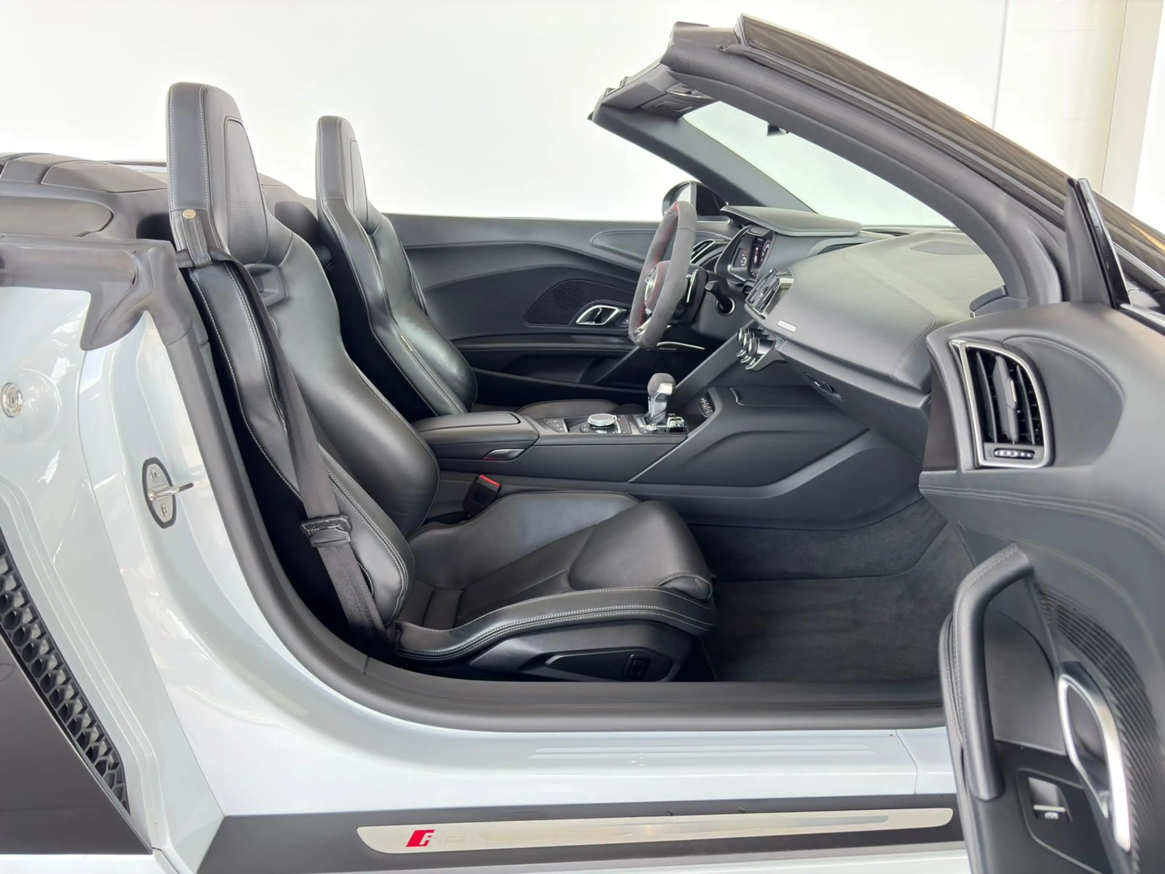 Audi R8 5.2 FSI quattro Spyder — photo 15