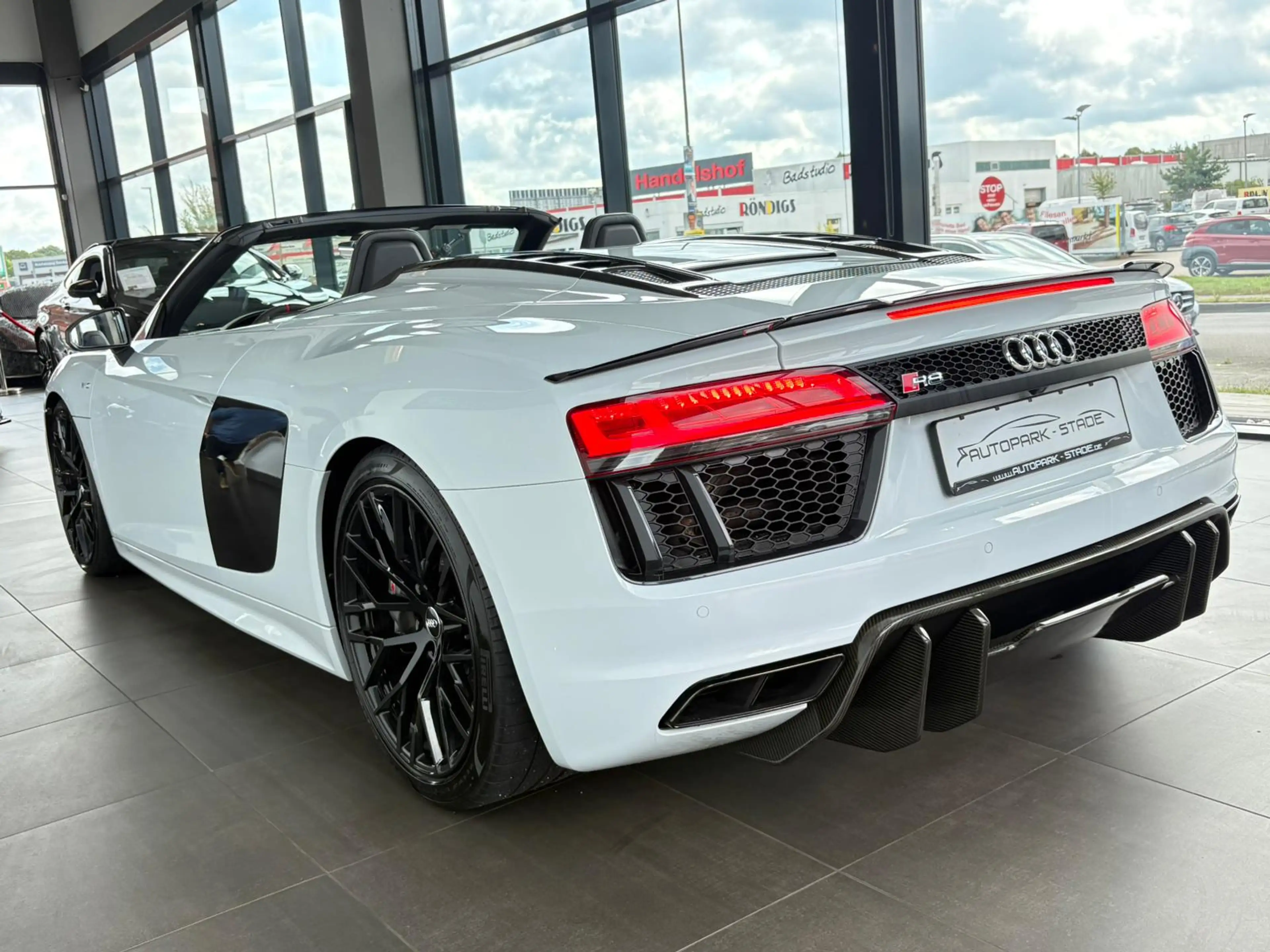 Audi R8 5.2 FSI quattro Spyder — photo 6