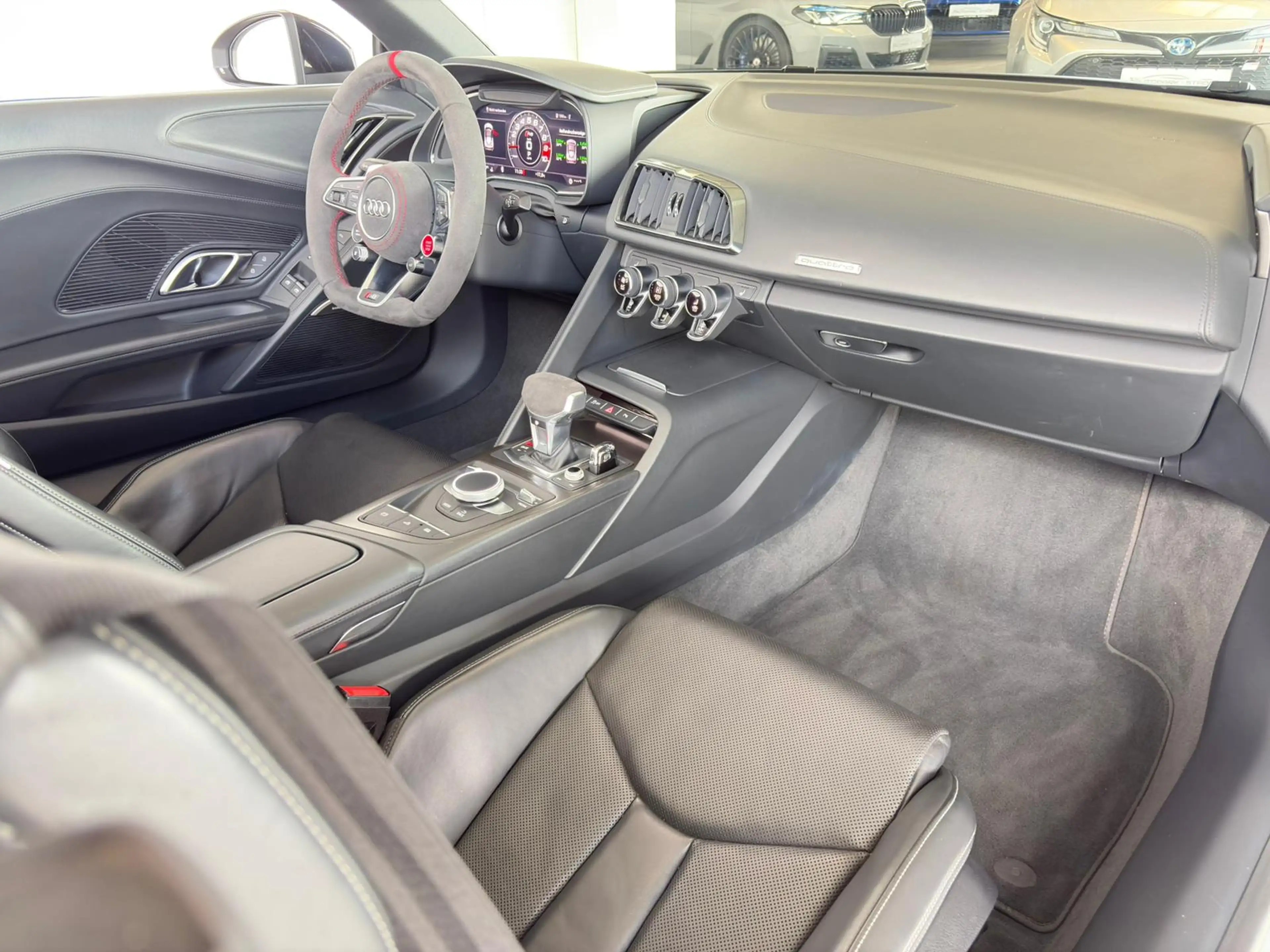 Audi R8 5.2 FSI quattro Spyder — photo 9