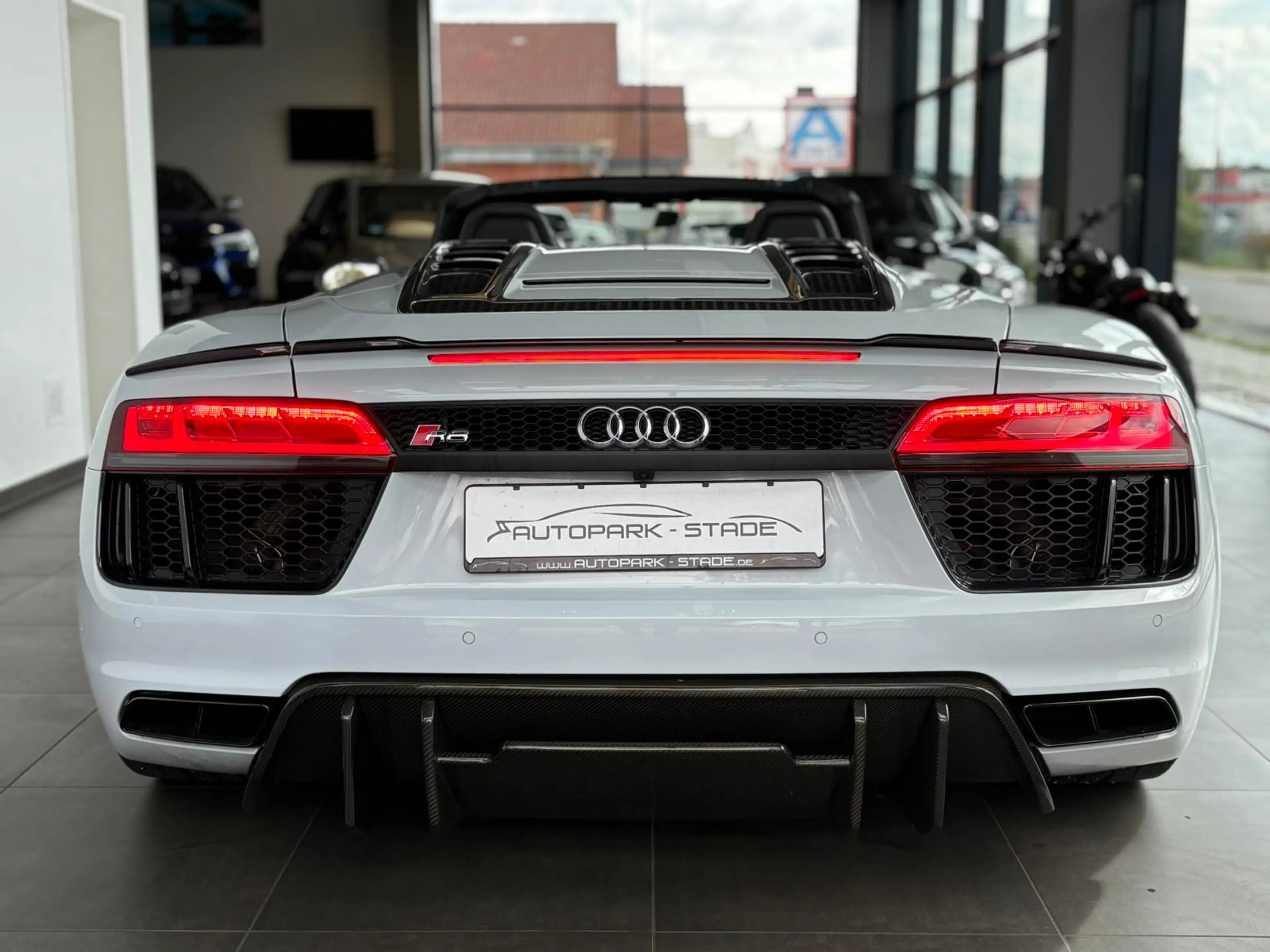 Audi R8 5.2 FSI quattro Spyder — photo 7