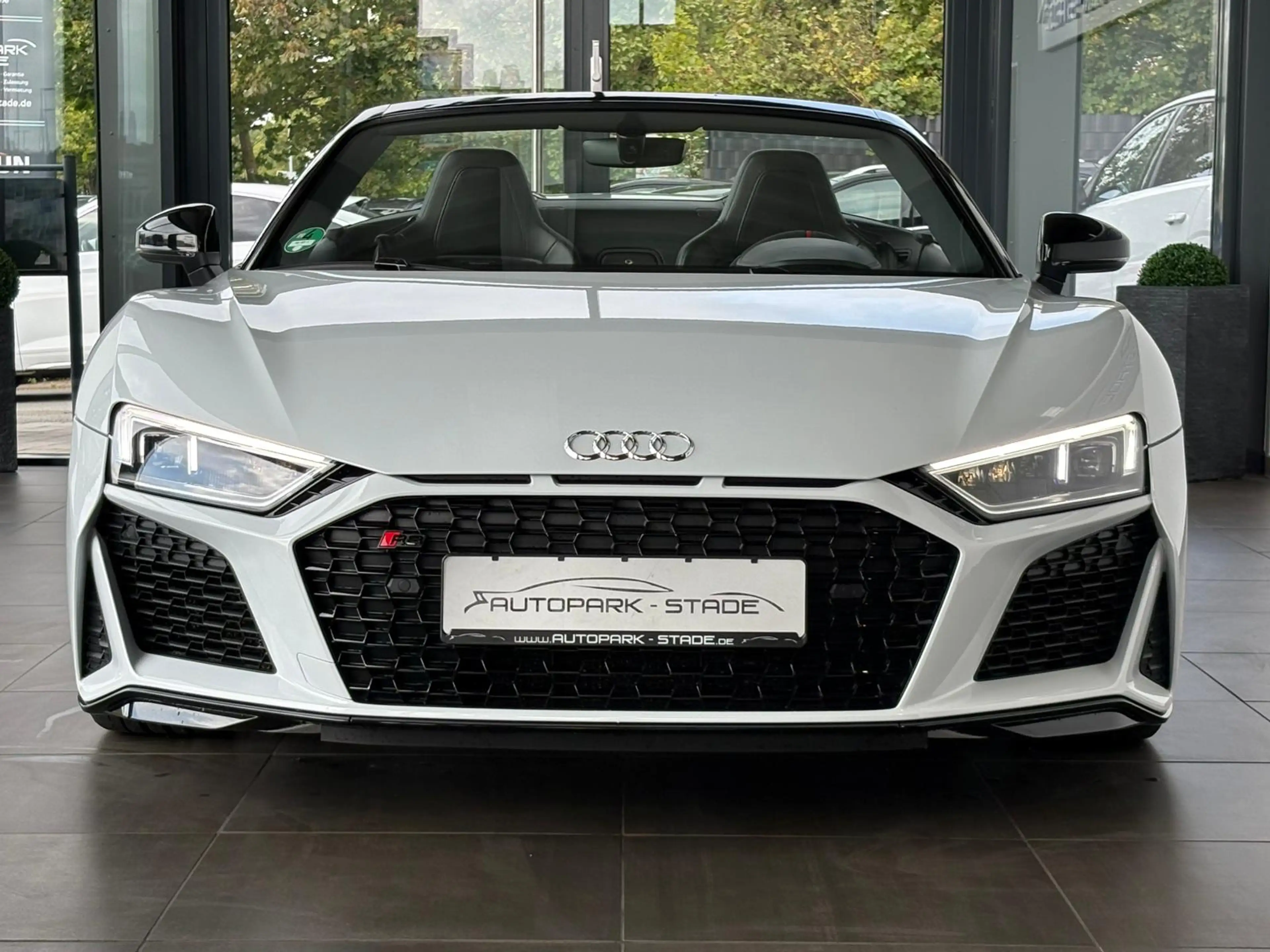 Audi R8 5.2 FSI quattro Spyder — photo 4
