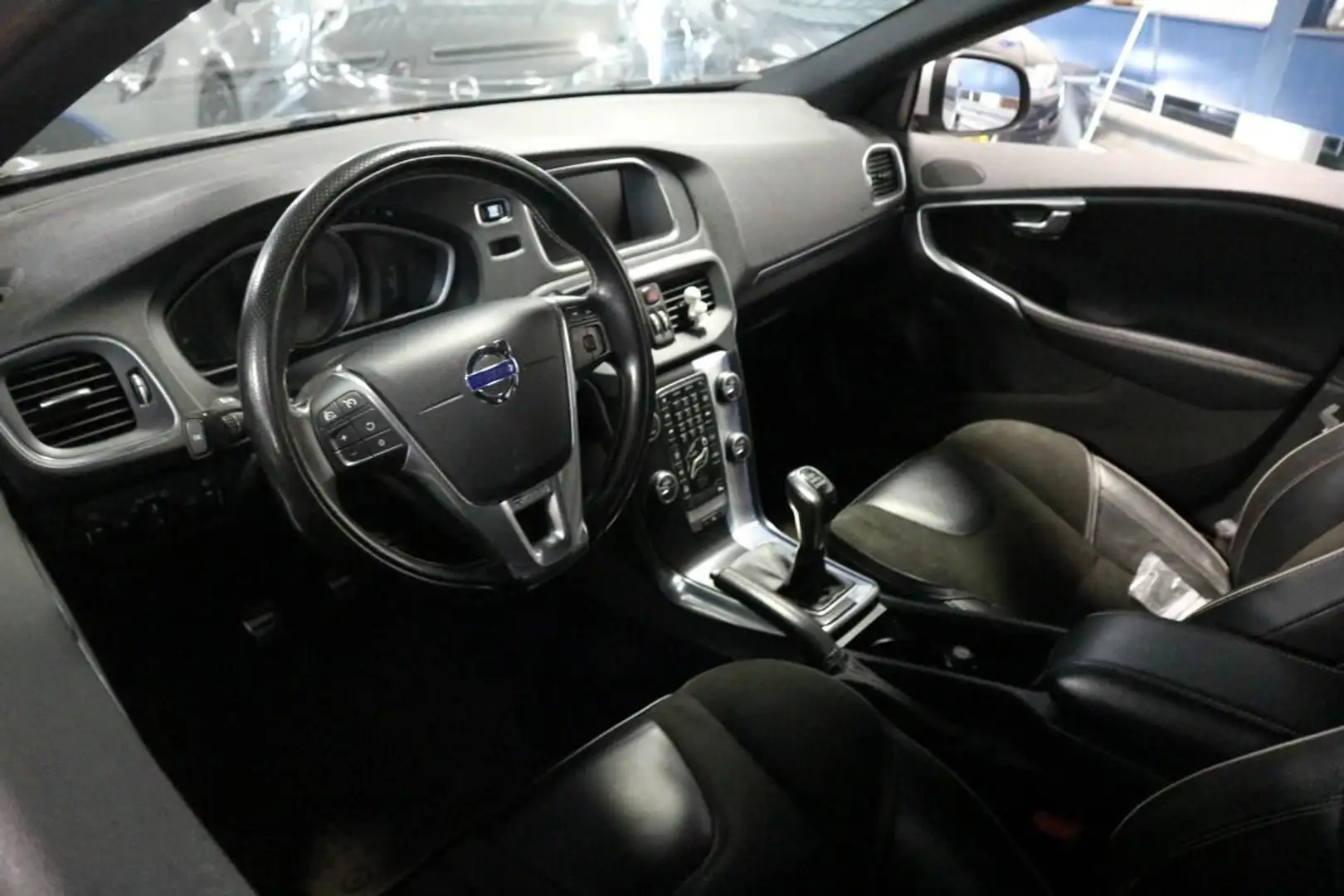 Volvo V40 2.0 D2 Ocean Race Business / R DESIGN / BLACK EDIT Zwart - 2