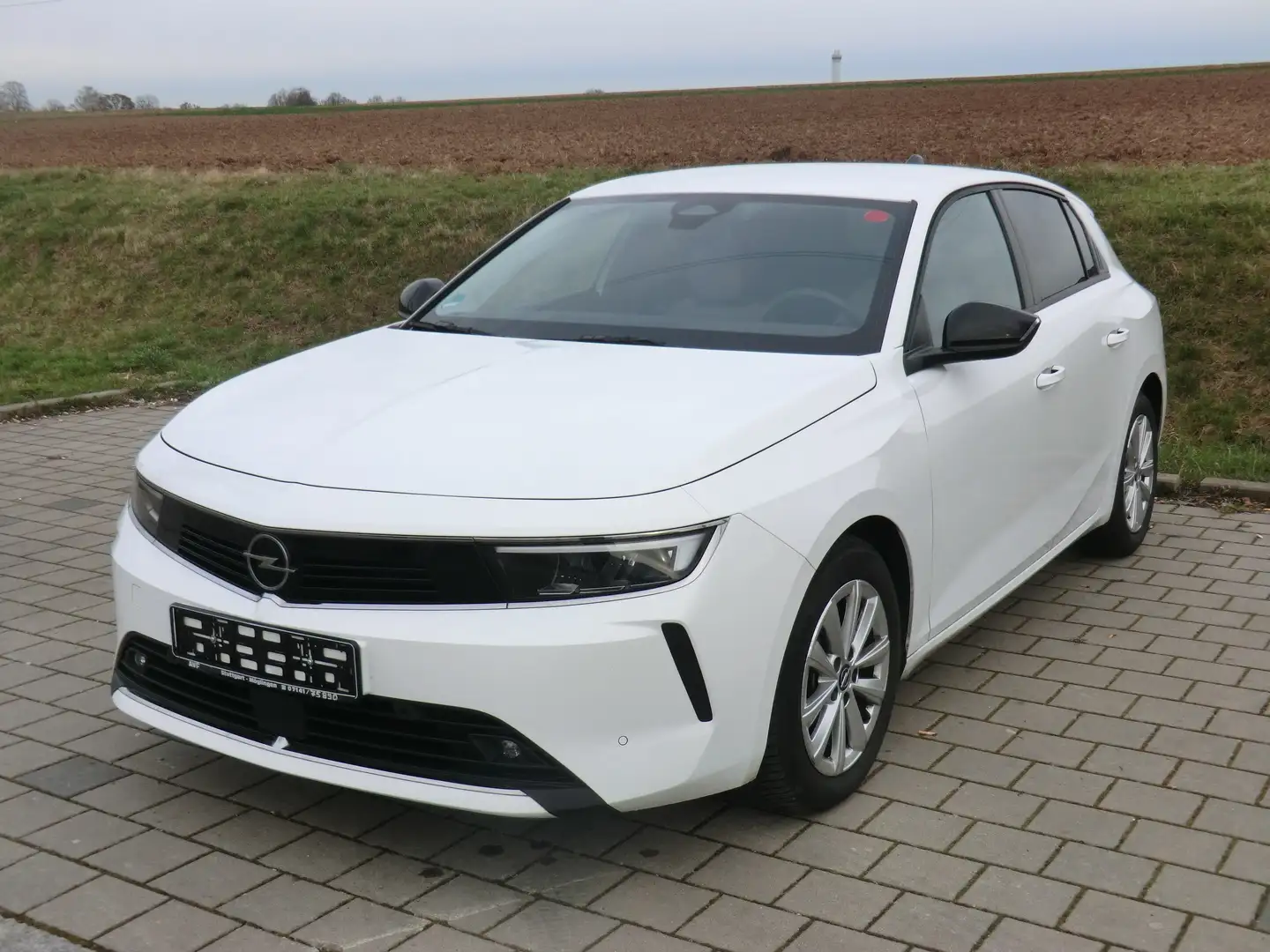 Opel Astra Astra 1.2 Turbo Enjoy PDC, RFK u.a. Weiß - 1