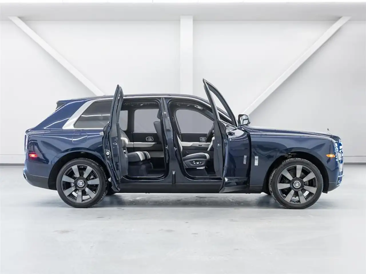 Rolls-Royce Cullinan снимка Rolls-Royce Cullinan