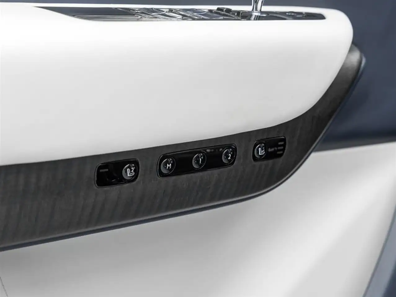 Rolls-Royce Cullinan снимка Rolls-Royce Cullinan