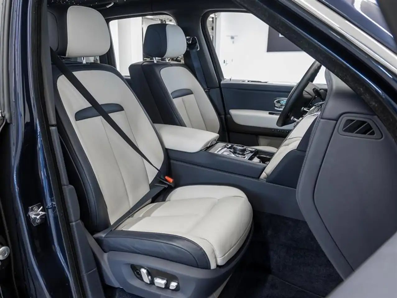 Rolls-Royce Cullinan снимка Rolls-Royce Cullinan