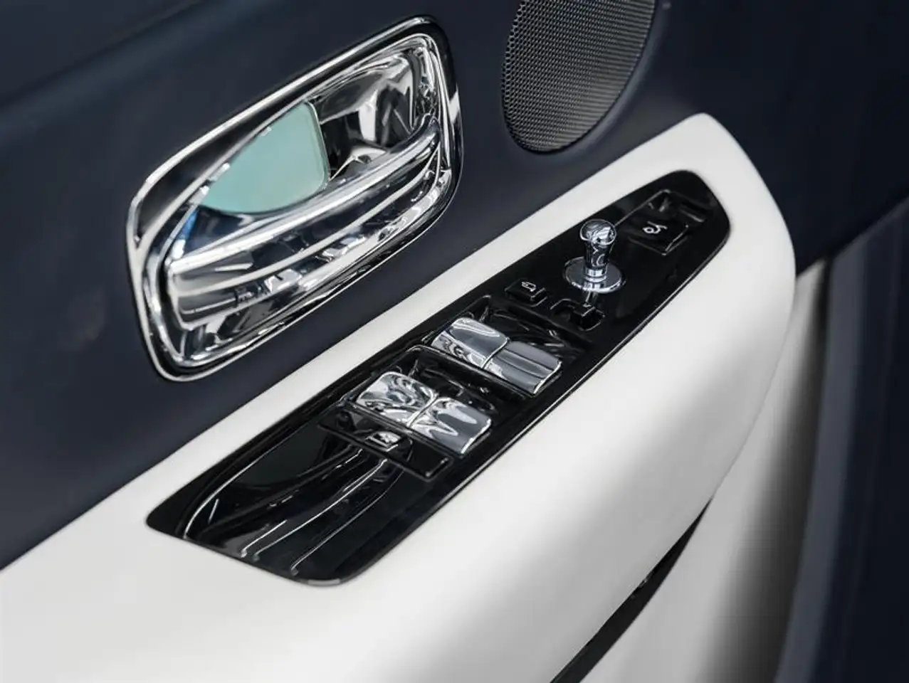 Rolls-Royce Cullinan снимка Rolls-Royce Cullinan