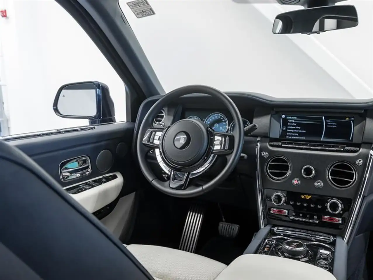 Rolls-Royce Cullinan снимка Rolls-Royce Cullinan