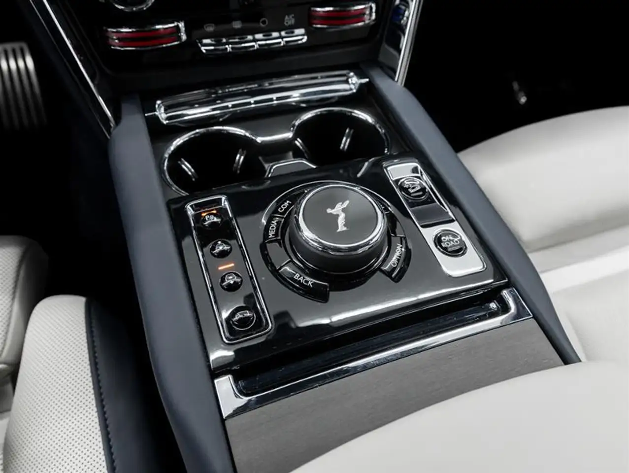 Rolls-Royce Cullinan снимка Rolls-Royce Cullinan
