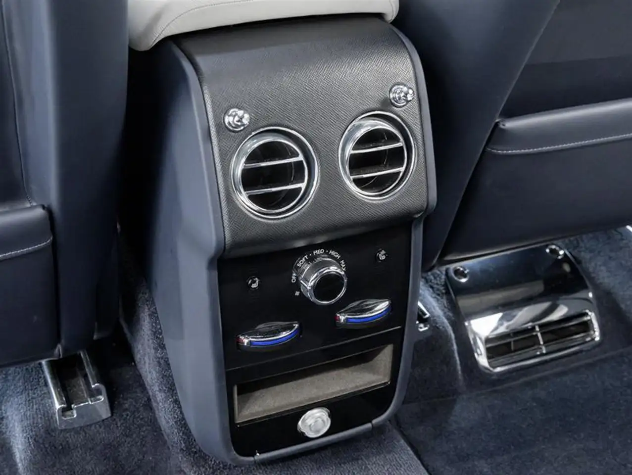 Rolls-Royce Cullinan снимка Rolls-Royce Cullinan