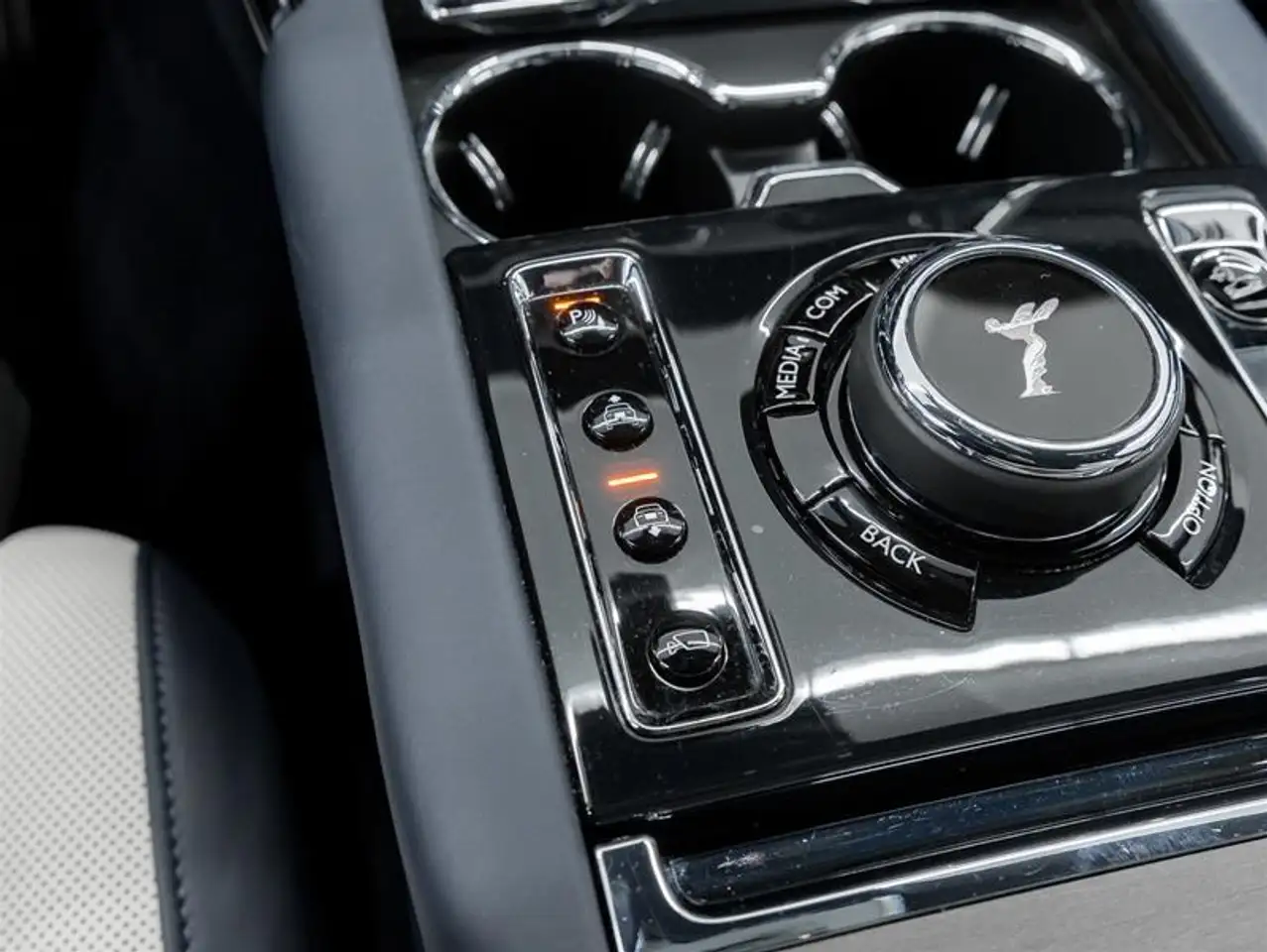 Rolls-Royce Cullinan снимка Rolls-Royce Cullinan