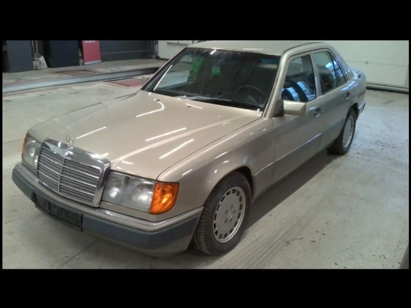 Mercedes-Benz 230 E Auriu - 1