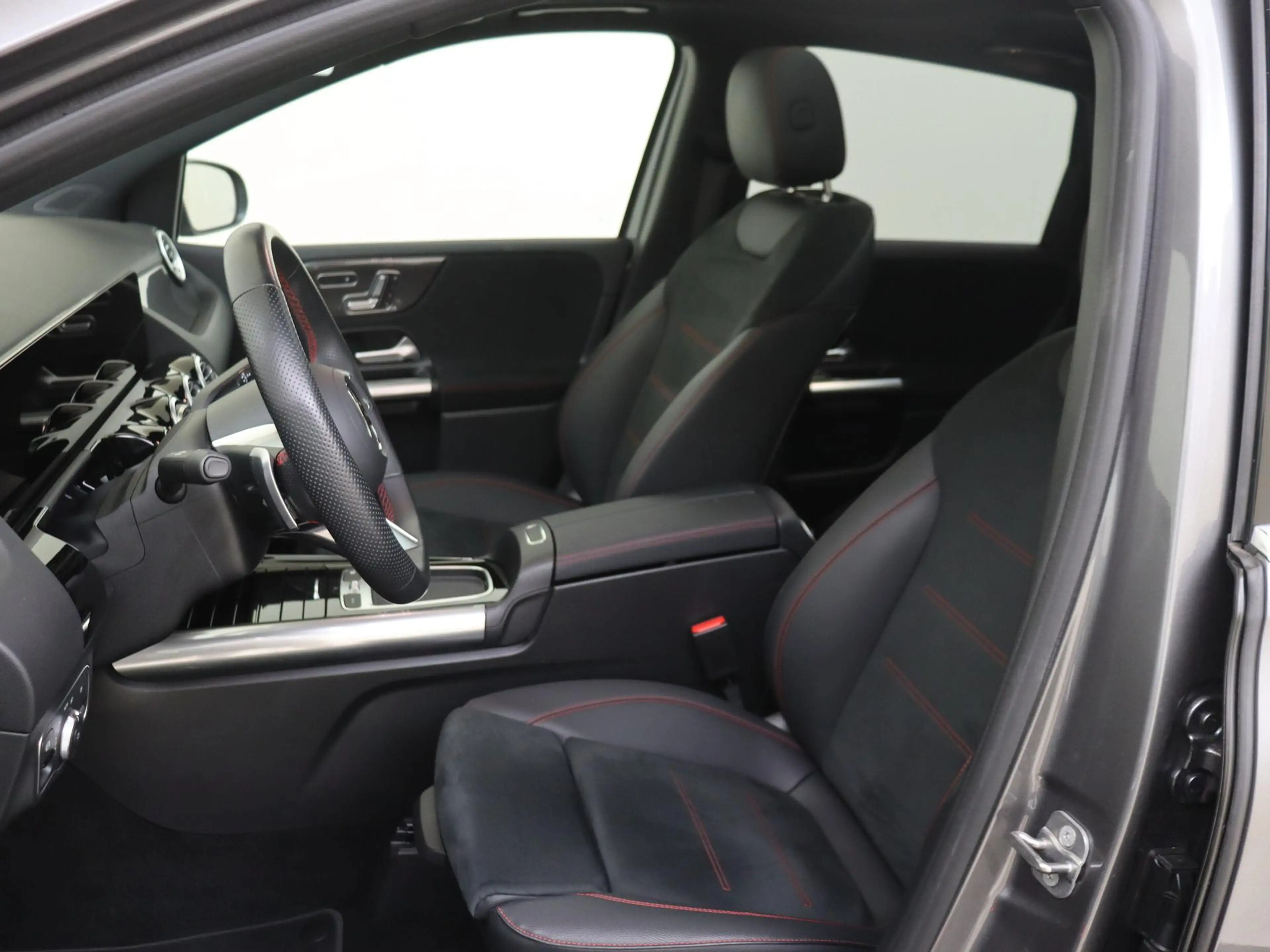 Mercedes-Benz B 250 e Business Solution AMG — photo 11