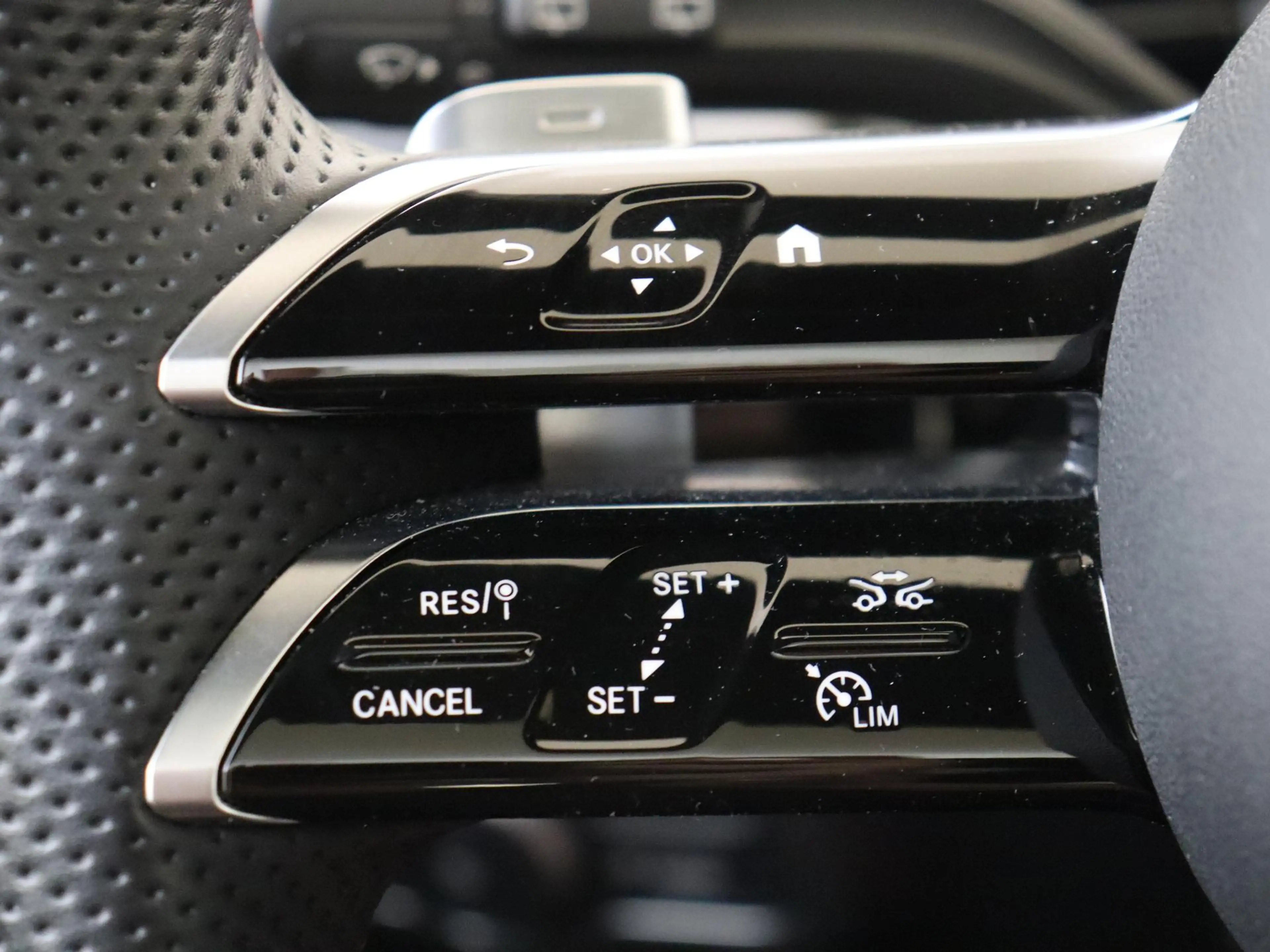 Mercedes-Benz B 250 e Business Solution AMG — photo 13