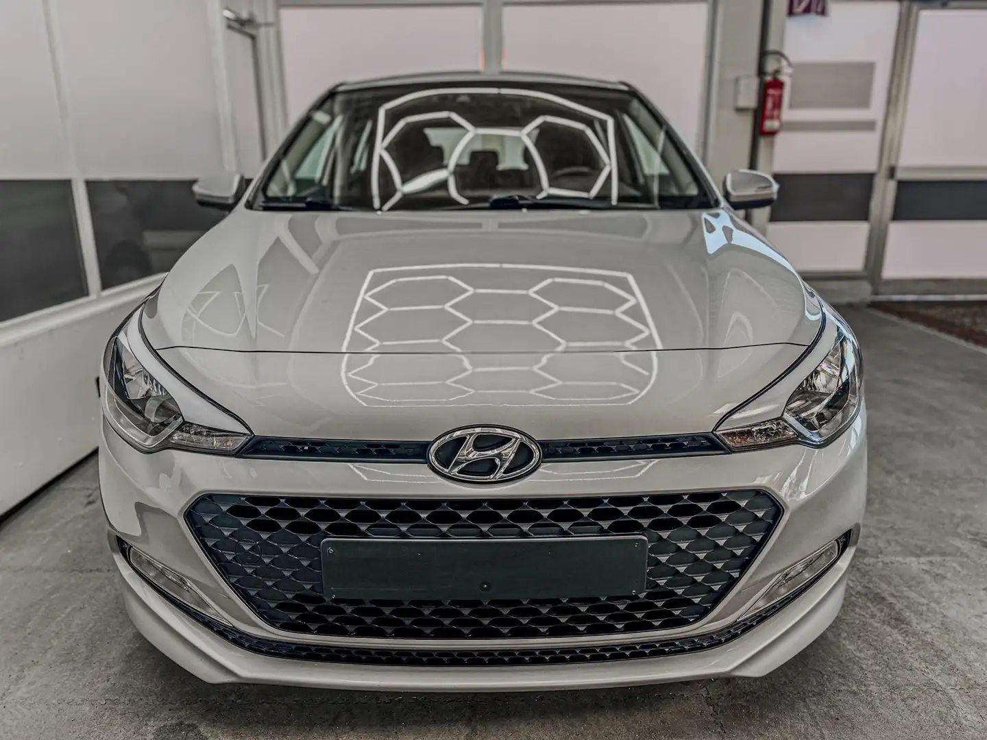 Hyundai i20 Trend Klima/Sitzheizung/Tempomat 1.2 62kW/84PS ... Argento - 2