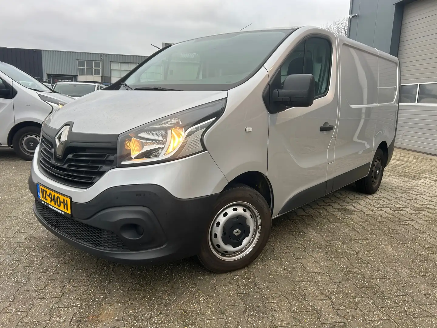 Renault Trafic 1.6 dCi T29 L1H1 AIRCO CRUISE Silber - 2