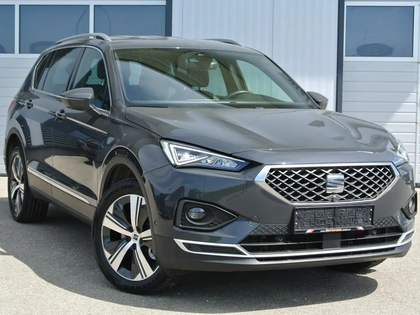 SEAT Tarraco 1.4 e-Hybrid Xperience DSG * AHK * LED * KAMERA Grau - 1