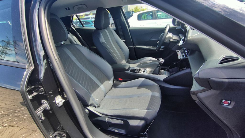 Peugeot 2008 PureTech 130 Allure; Navi+SHZ+LED+EPH — photo 10