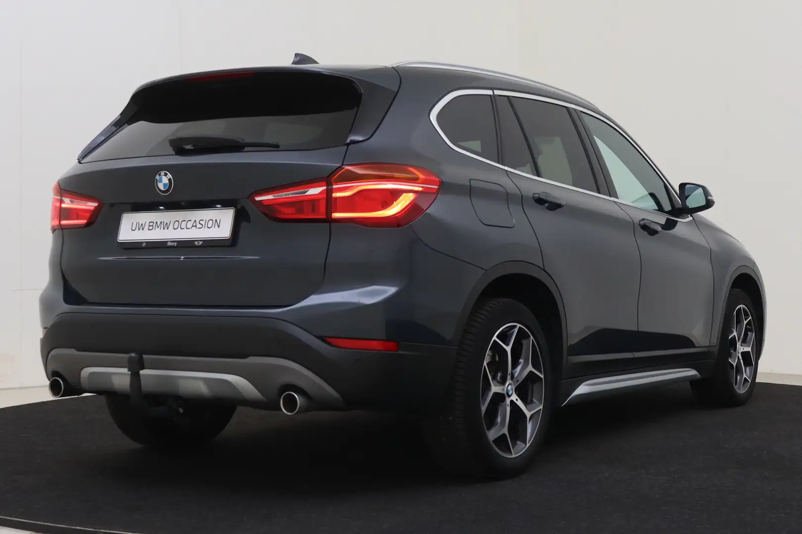 BMW X1 xDrive20i High Executive xLine Automaat / Panorama Grijs - 2