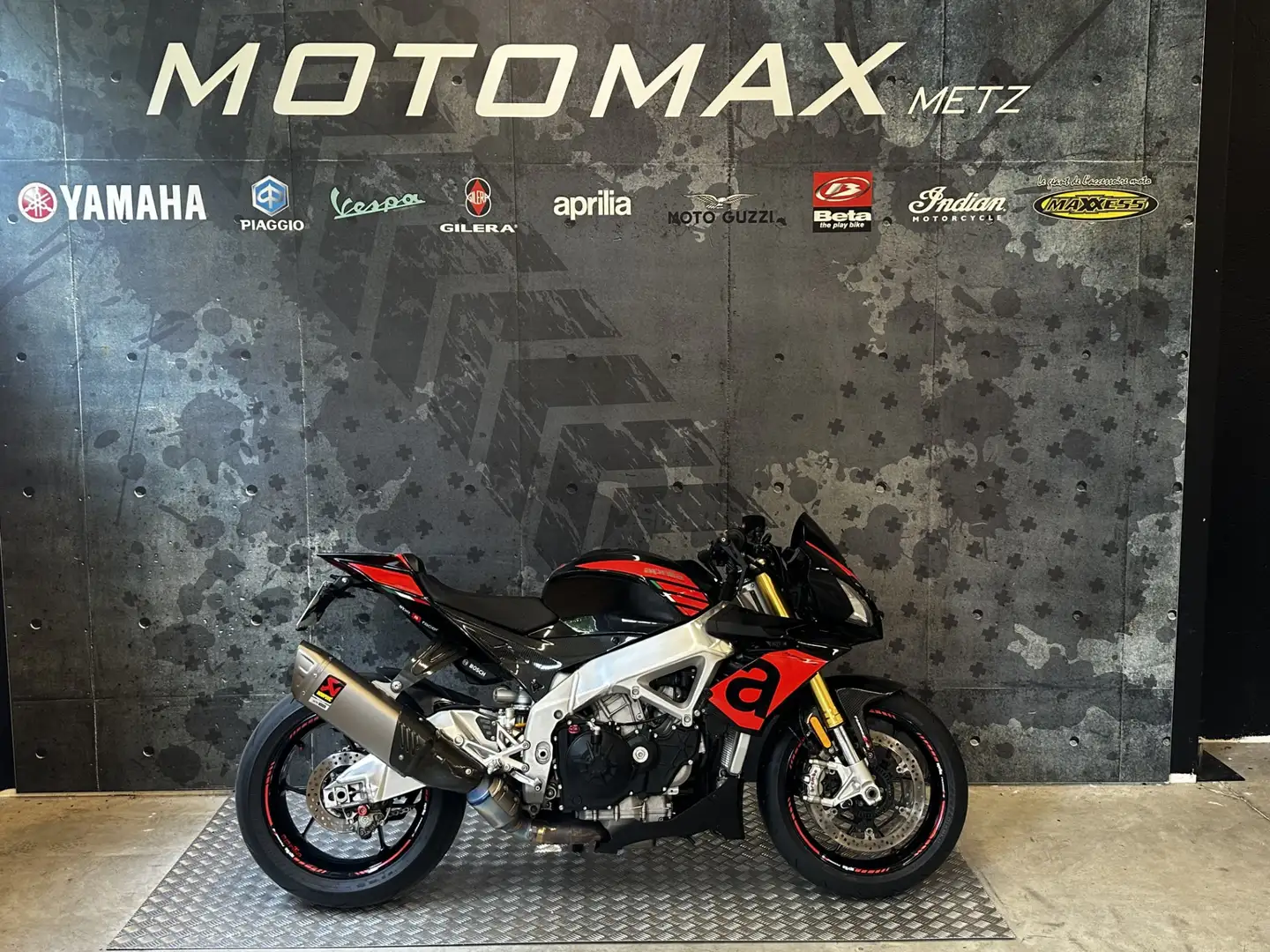 Aprilia Tuono Noir - 1