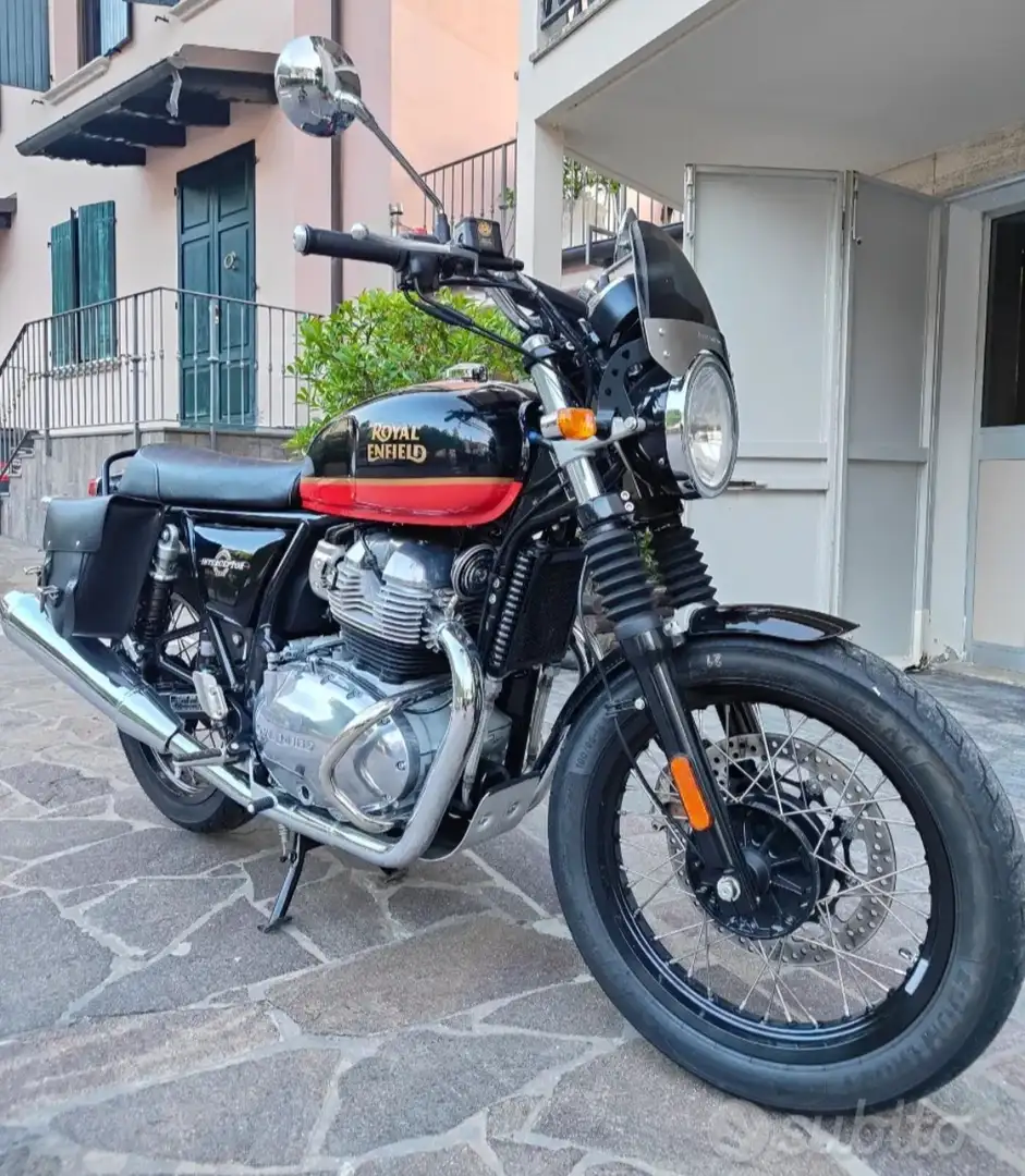 Royal Enfield Interceptor Nero - 1