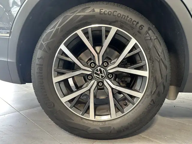 Volkswagen Tiguan view 3