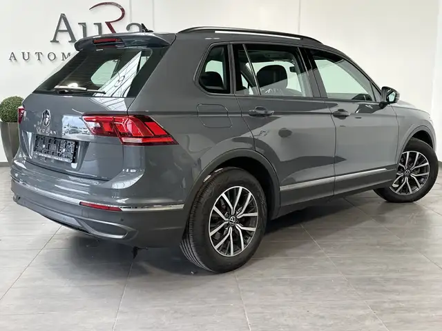 Volkswagen Tiguan view 4