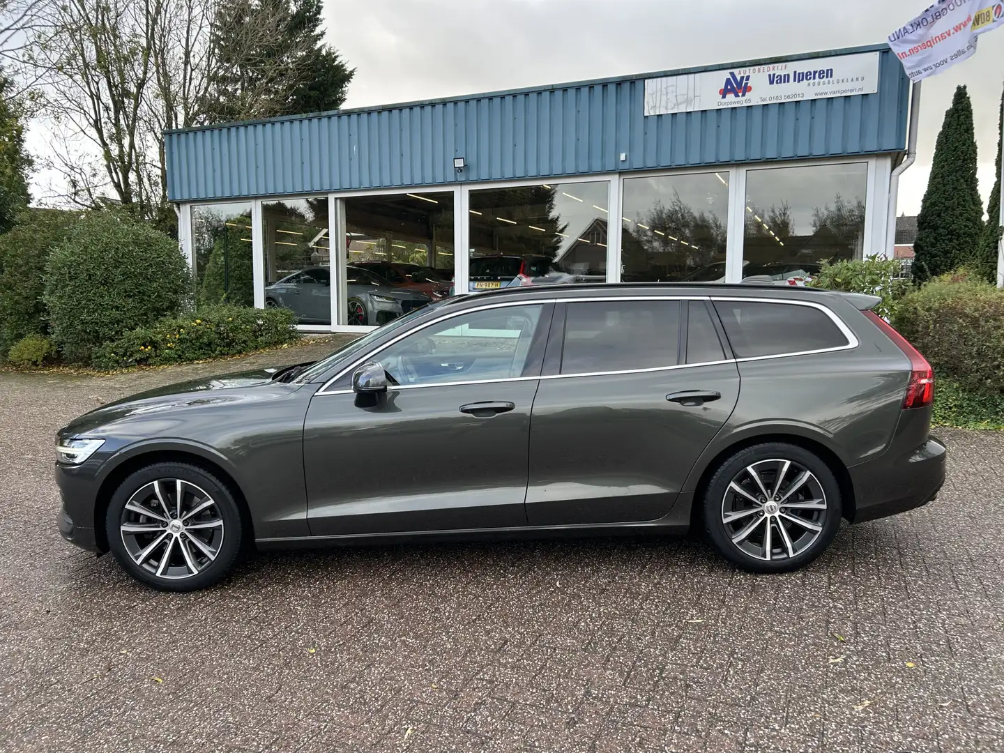 Volvo V60 2.0 B3 Momentum Business Grijs - 2