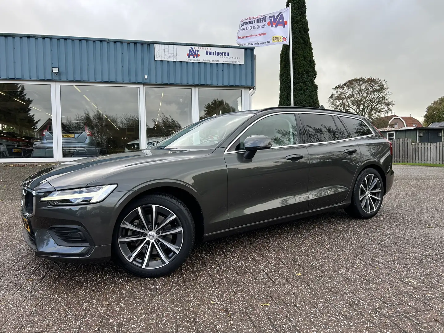 Volvo V60 2.0 B3 Momentum Business Grijs - 1