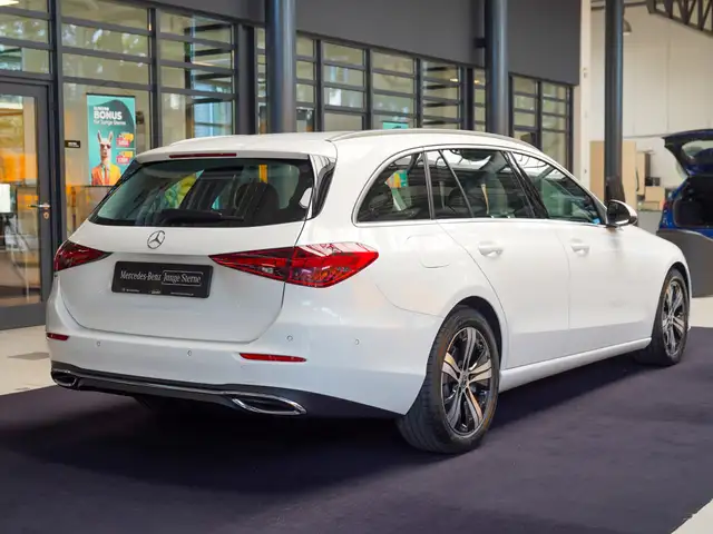 Mercedes-Benz C-Class view 3