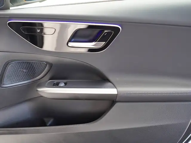 Mercedes-Benz C-Class view 9