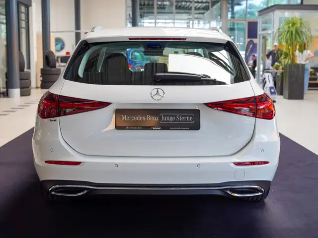 Mercedes-Benz C-Class view 4
