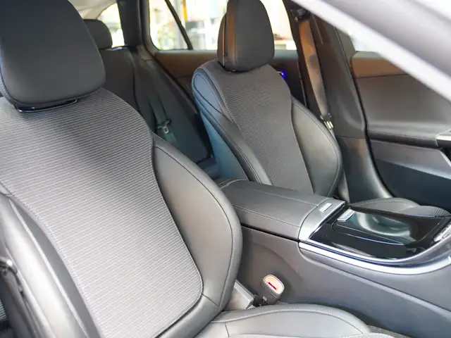 Mercedes-Benz C-Class view 8