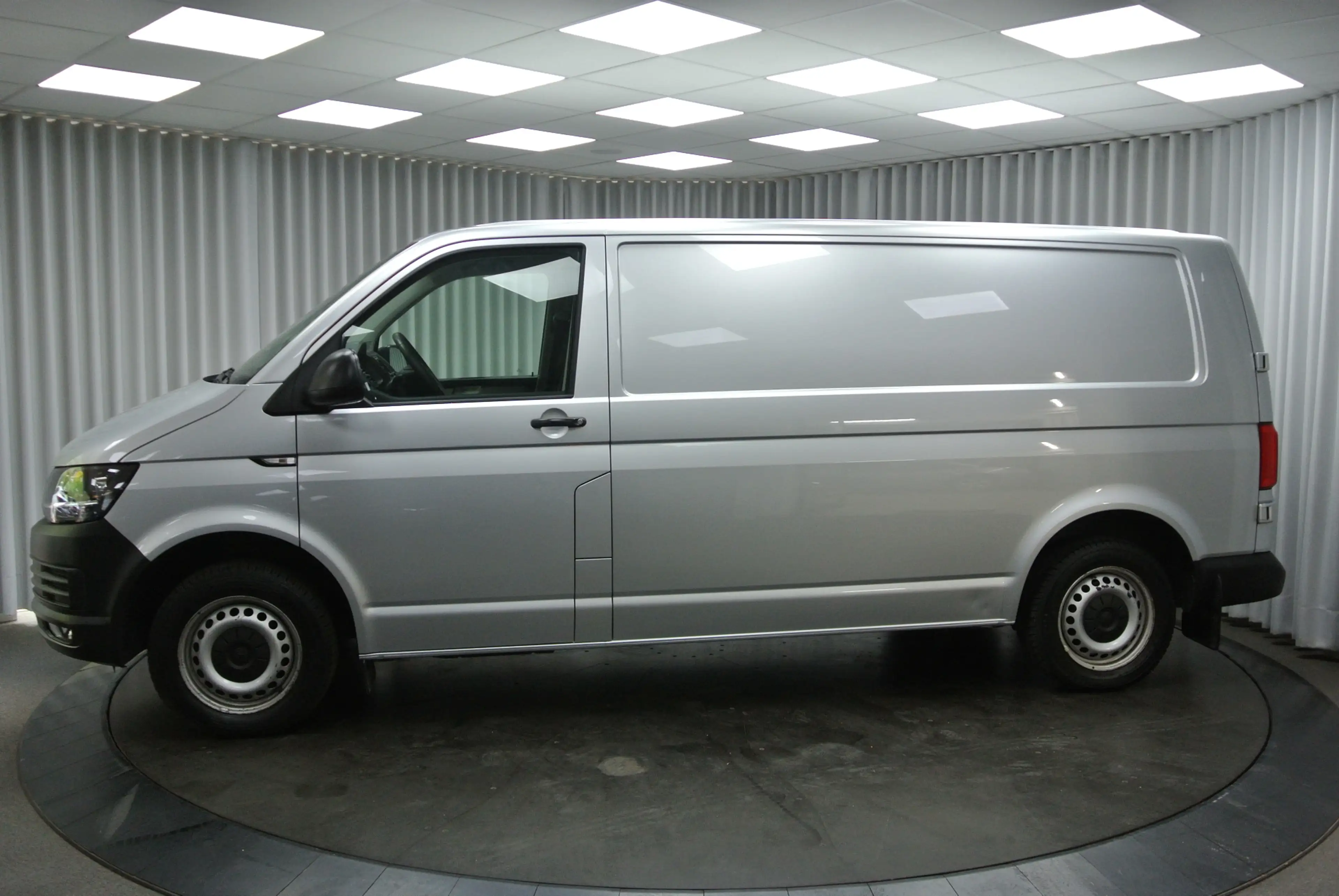 Volkswagen Transporter — photo 5