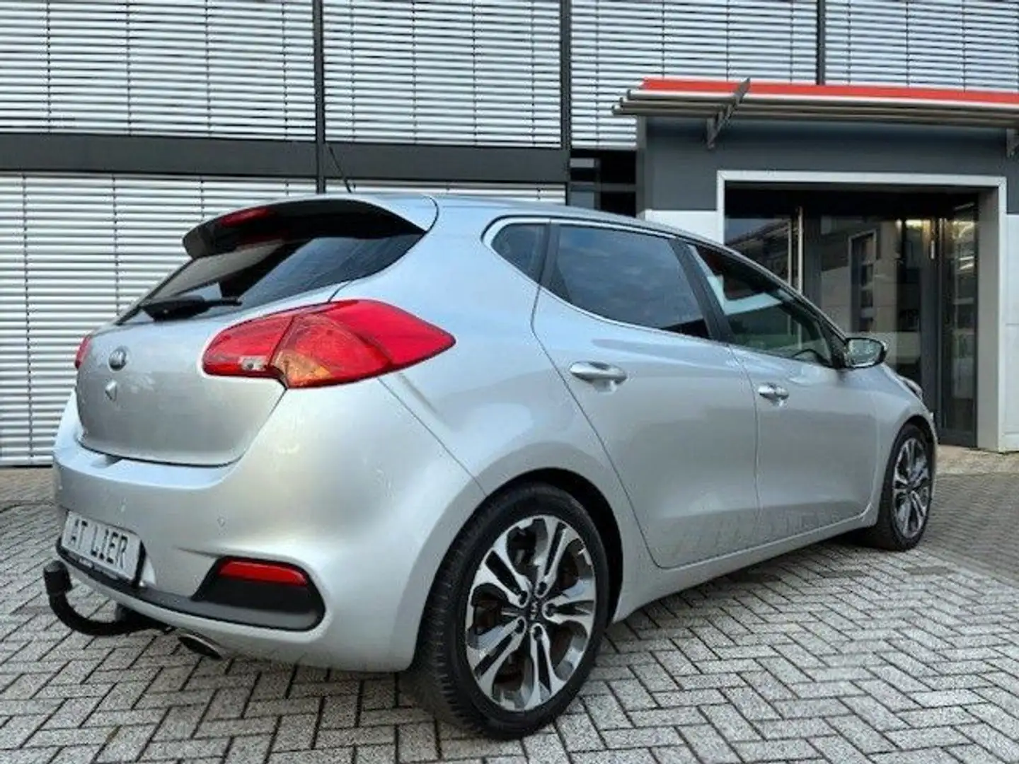 Kia Ceed / cee'd Ceed Spirit 1.6 GDI Automatik Silber - 2
