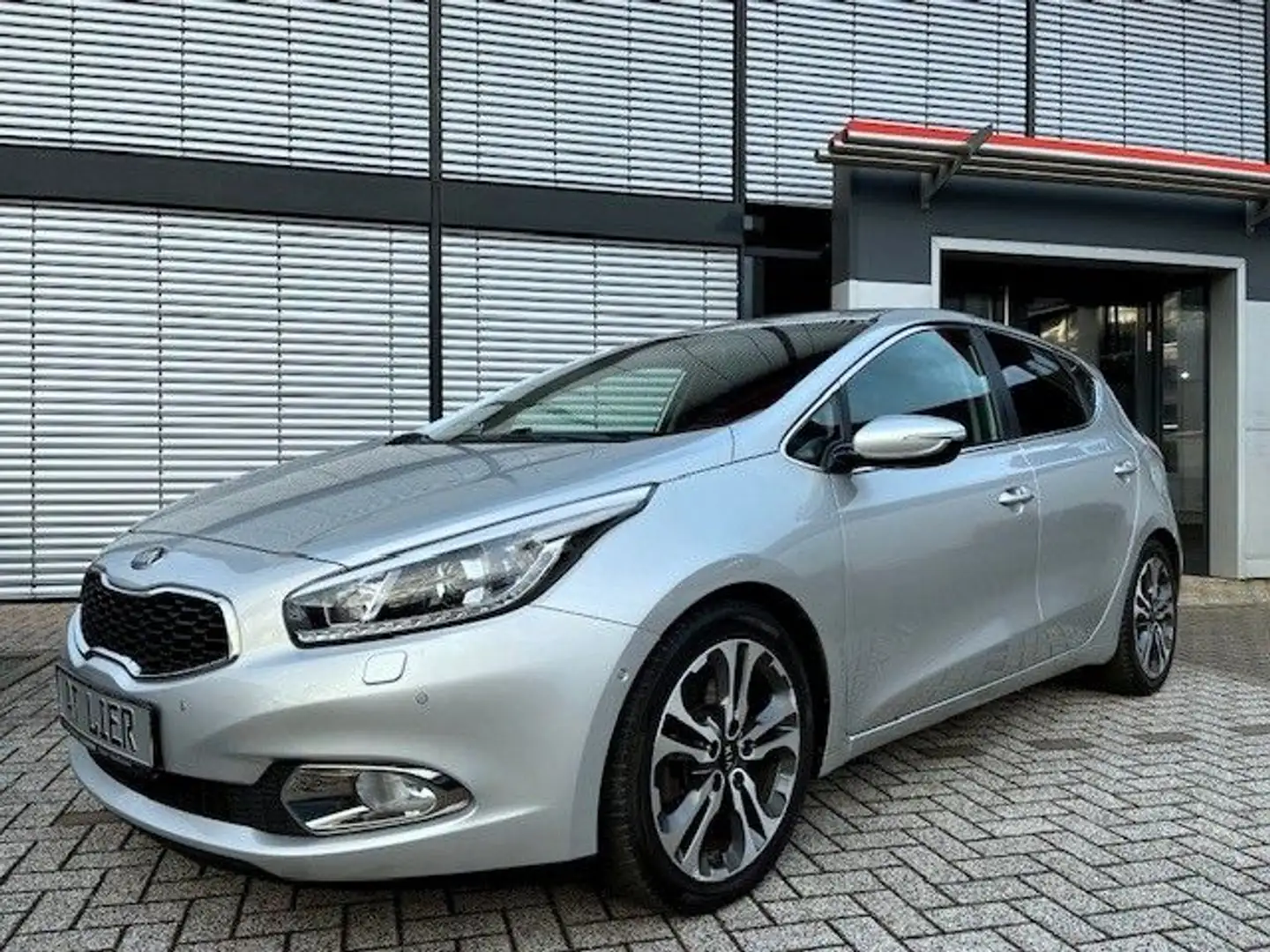 Kia Ceed / cee'd Ceed Spirit 1.6 GDI Automatik Silber - 1