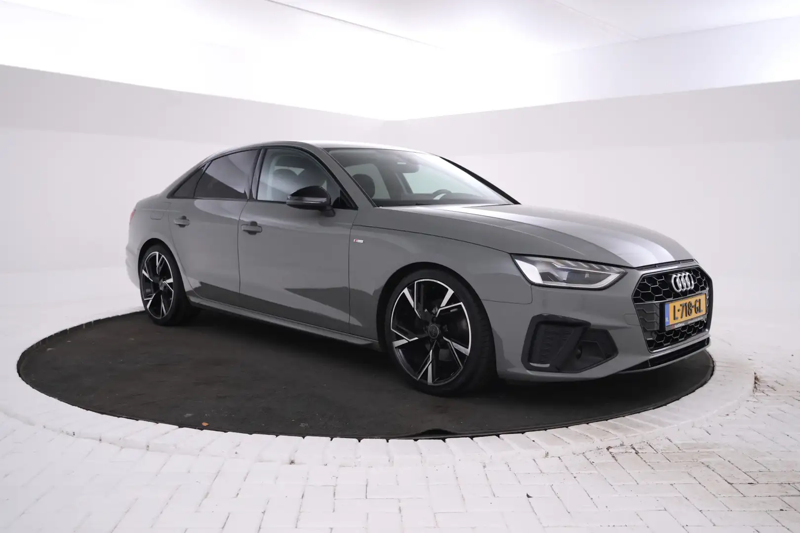 Audi A4 Limousine 35 TFSI Launch edition Sport Automaat, N Grijs - 2
