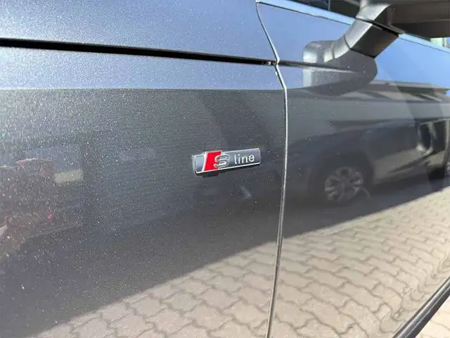 Audi A4 view 9
