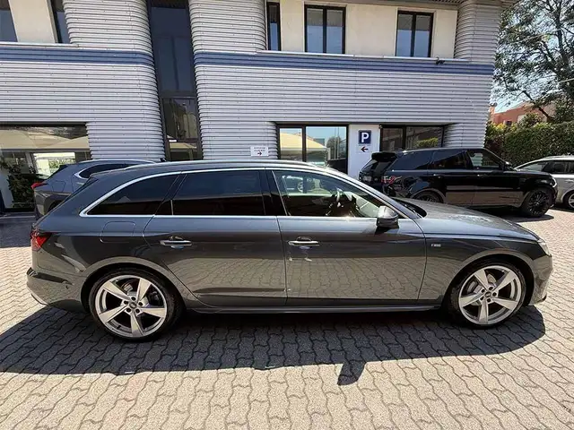 Audi A4 view 4