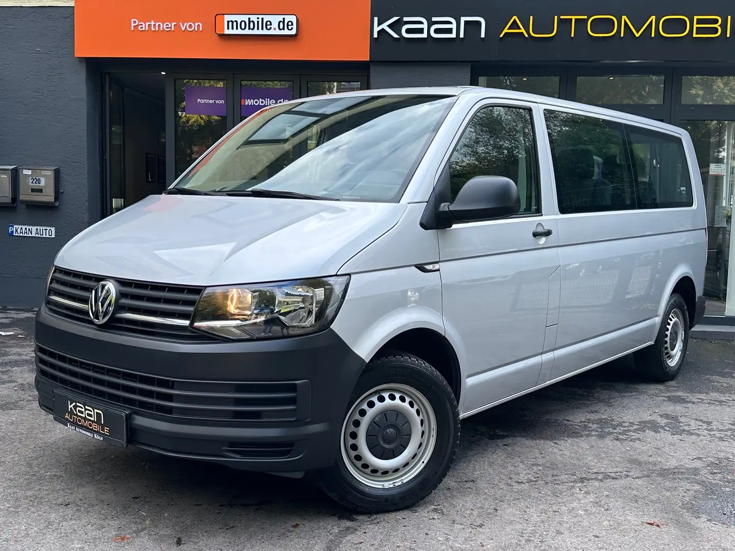 Volkswagen T6 Kombi LANG/9-SITZER/AUTOMATIK/ST-HEIZUNG/NAVI/AHK/KLIMA Gris - 2