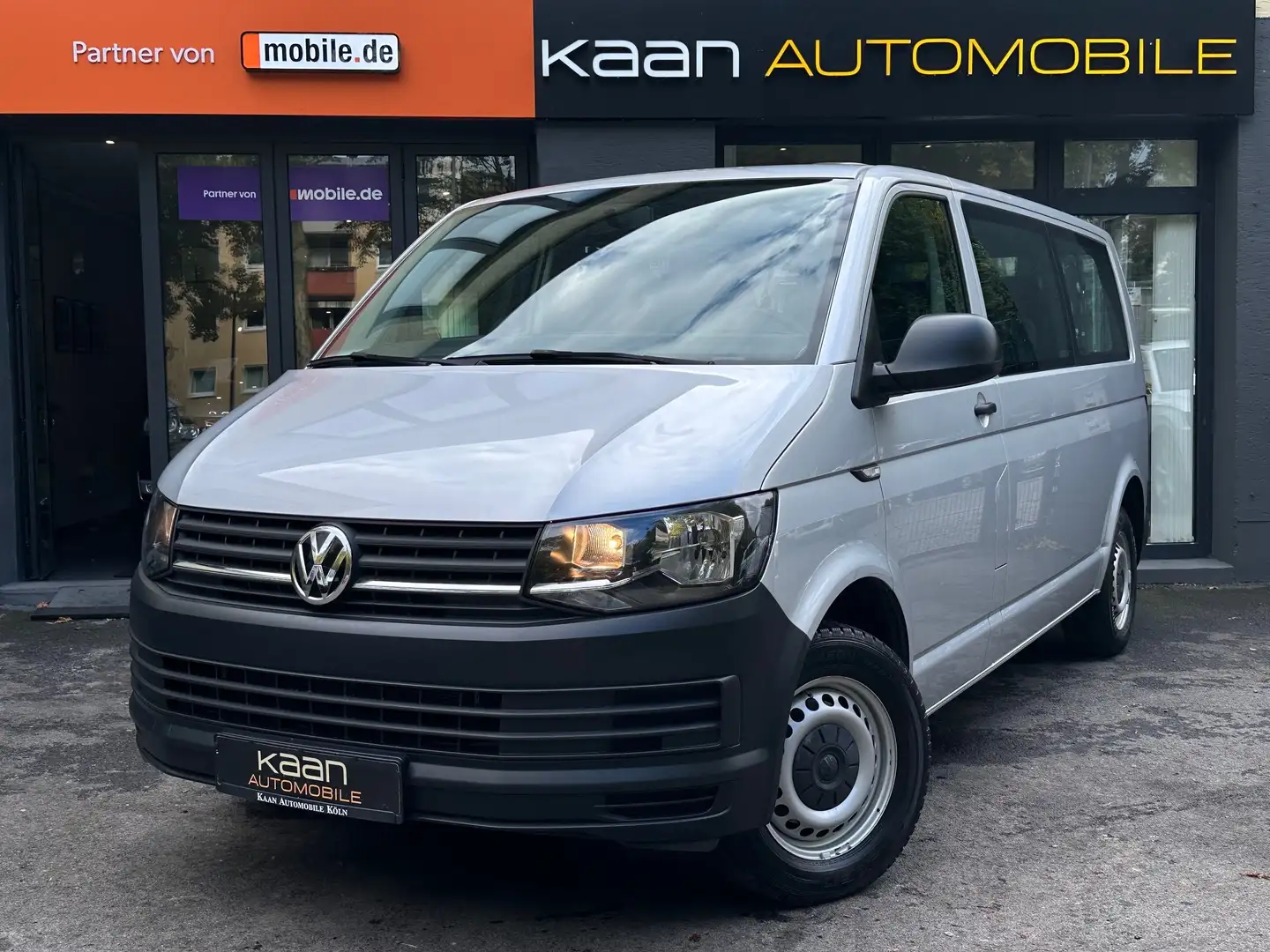 Volkswagen T6 Kombi LANG/9-SITZER/AUTOMATIK/ST-HEIZUNG/NAVI/AHK/KLIMA Gris - 1