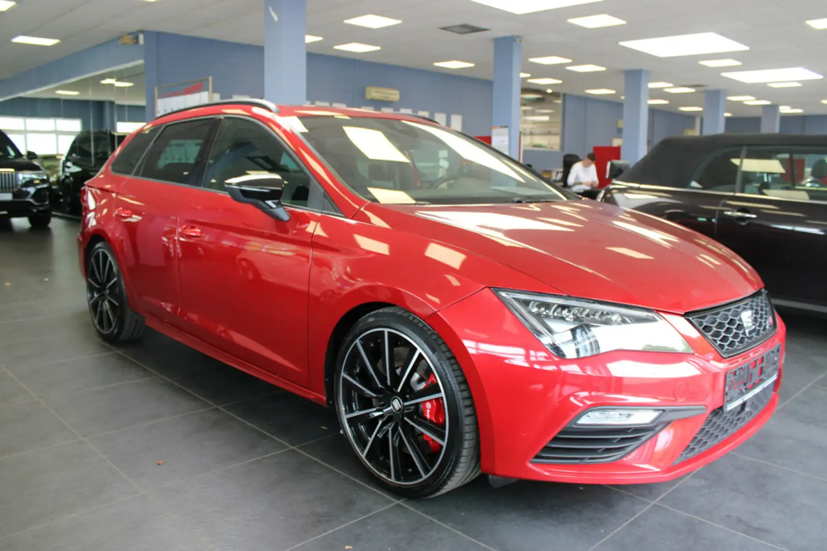SEAT Leon ST 2.0 TSI 4Drive DSG Cupra 300 Rouge - 1