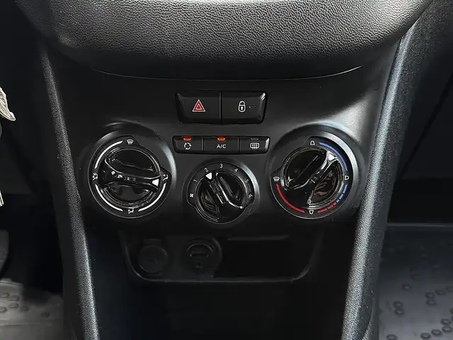 Peugeot 208 view 12