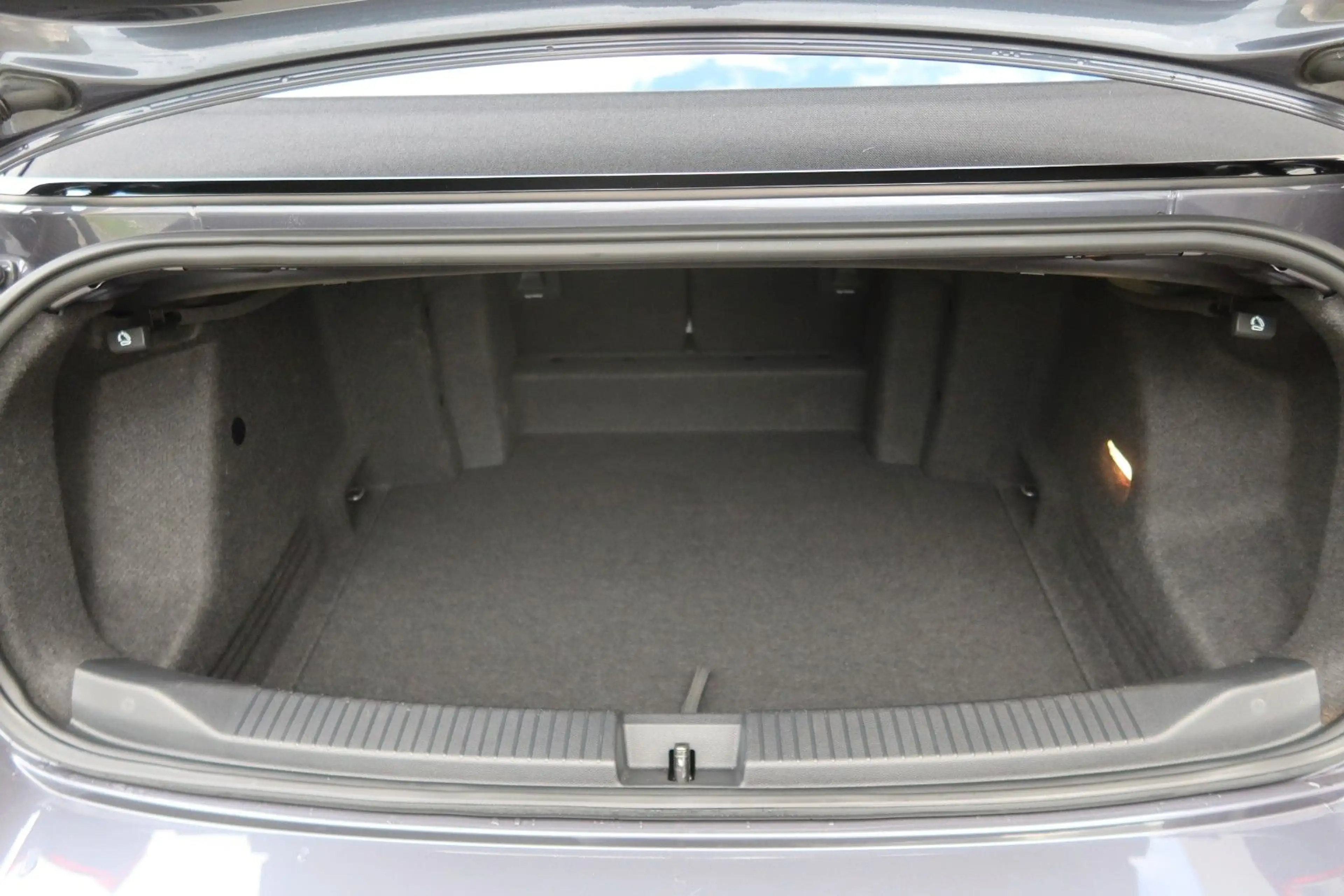 Volkswagen T-Roc — photo 8